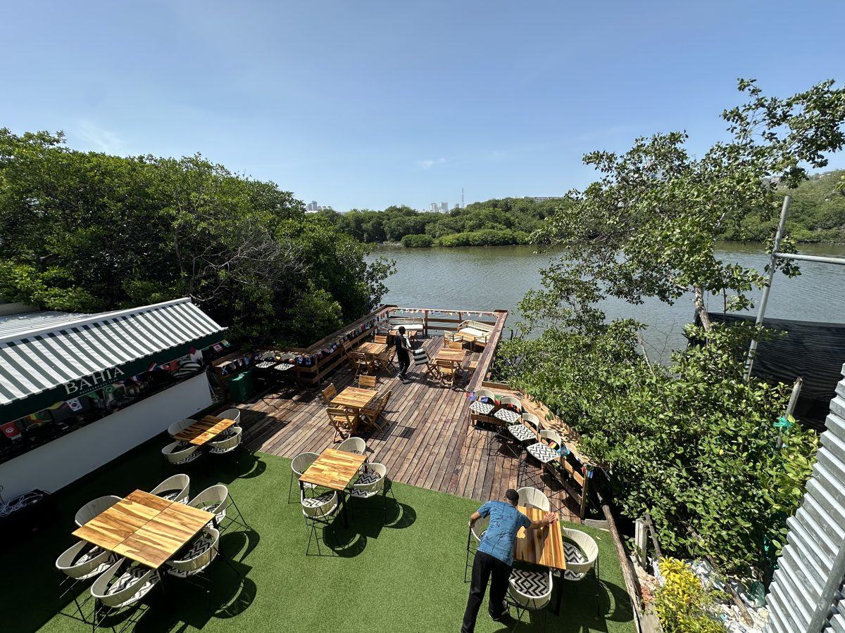 Deck y zona social de Bahía Padel Social Club con vista a la bahía de Cartagena de Indias